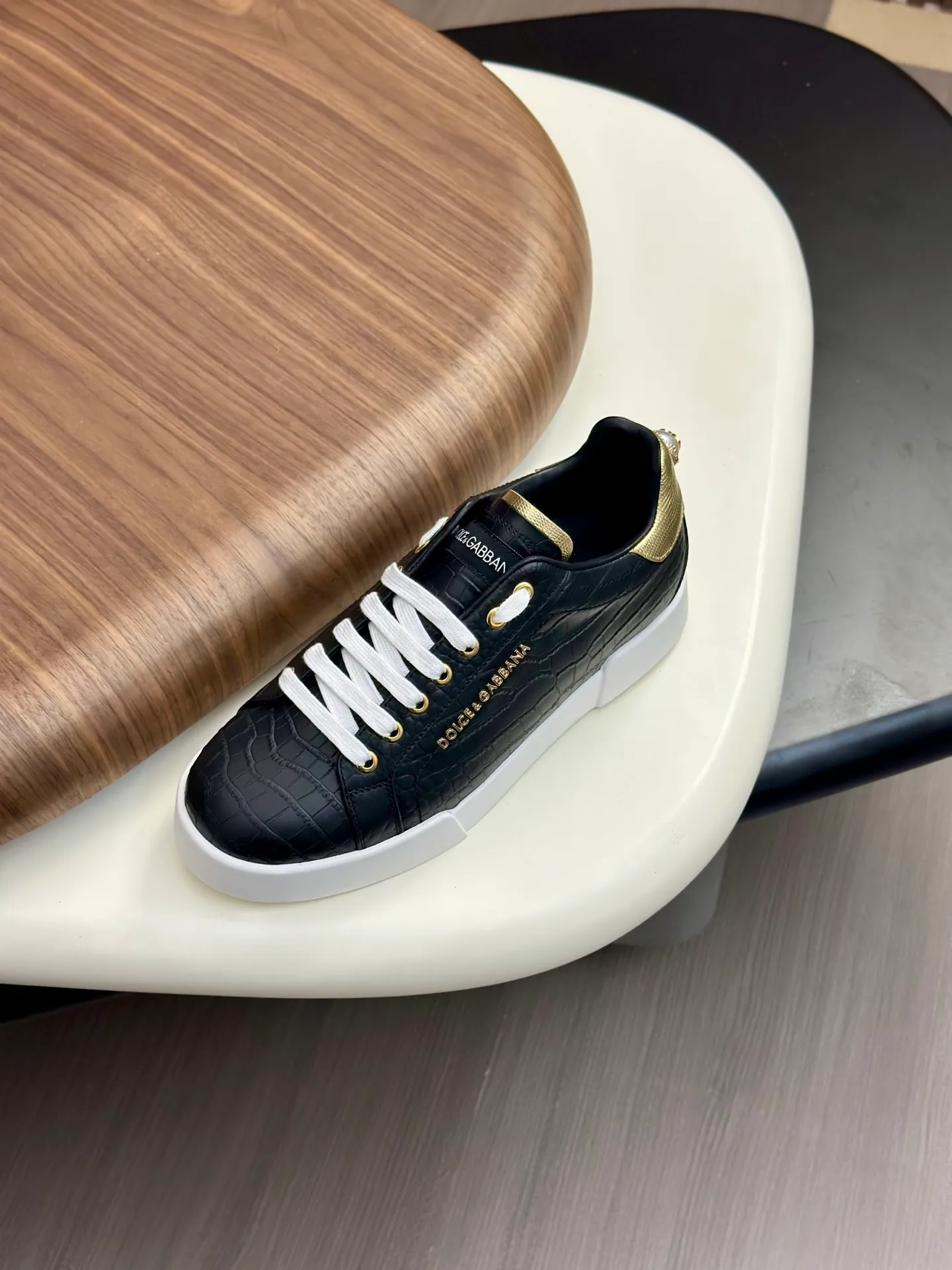 New product 💰800 DG Dolce & Gabbana men's shoes 💰ortofino calfskin sneakers ♞size; 39~44 (customized 38.45.46) Iconic men's shoes 💰ortofino series of sneakers, classic and timeless style, now presented with fashionable details. The calfskin engraved DG logo is a subtle finishing touch. Men's shoes💰ortofino calfskin sneakers: